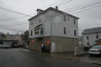 664 Plainfield St in Providence, RI - Foto de edificio - Building Photo