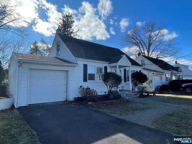 11 Raymond Pl in Hawthorne, NJ - Foto de edificio - Building Photo