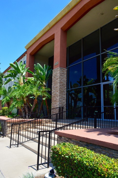 400 N Acacia Ave in Fullerton, CA - Building Photo
