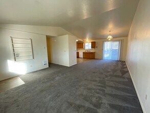 3463 SW Reindeer Ave in Redmond, OR - Building Photo - Building Photo