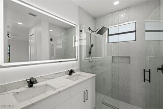 1921 NW 30th St in Cape Coral, FL - Foto de edificio - Building Photo