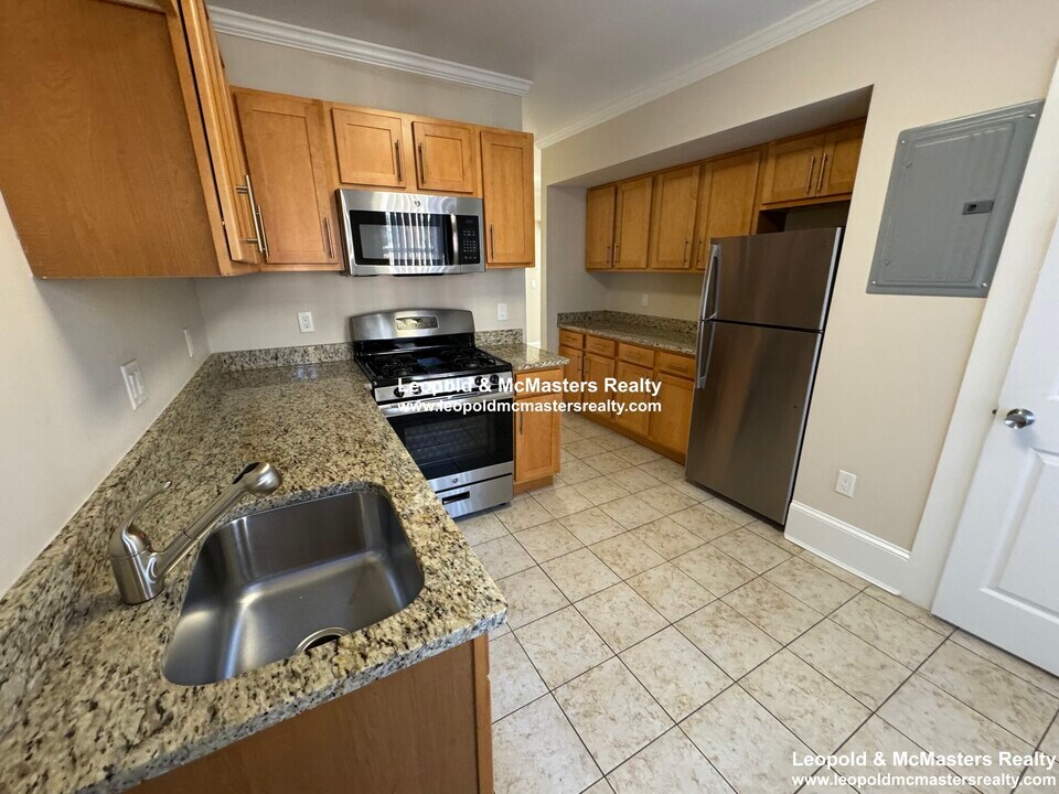 20 Short St, Unit 5 in Brookline, MA - Building Photo