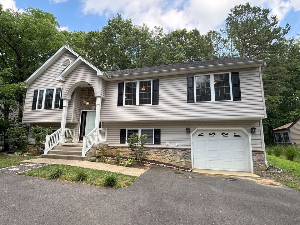 1327 Lakeview Pkwy in Locust Grove, VA - Building Photo