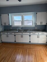37 Day St, Unit 3rd floor apt. in Fall River, MA - Building Photo - Building Photo