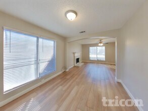 1204 Shakleford Cir in Cedar Hill, TX - Foto de edificio - Building Photo