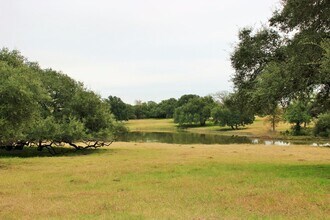 11850 McCrocklin Rd in Brenham, TX - Foto de edificio - Building Photo