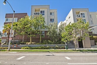 12655 Bluff Creek Dr, Unit 327 in Los Angeles, CA - Building Photo - Building Photo