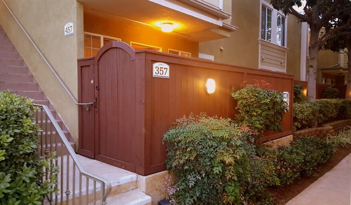 5404 Balboa Arms Dr in San Diego, CA - Building Photo