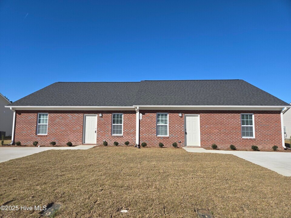 1249A Masters Ln in Greenville, NC - Building Photo