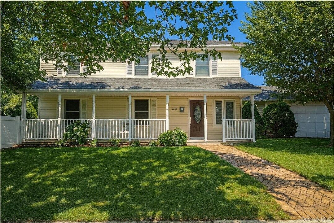 2053 Wilson Ln in East Meadow, NY - Building Photo