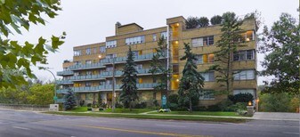 Riverview Plaza in Toronto, ON - Building Photo