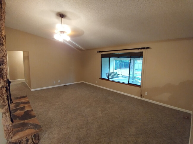 1077 Woodside Meadows Rd in Redding, CA - Foto de edificio - Building Photo