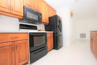 1122 NW 82nd Ave in Coral Springs, FL - Building Photo - Building Photo