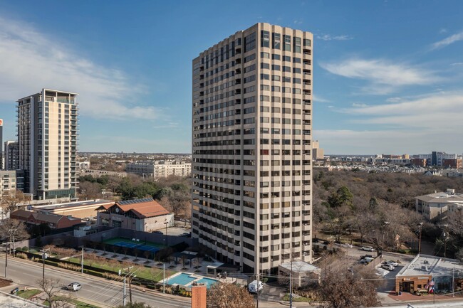 La Tour Condominiums in Dallas, TX - Building Photo - Building Photo