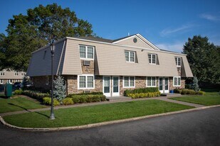 100 Terrace in Bayport, NY - Building Photo