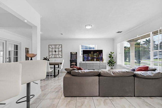 18715 NW 10th Ct in Miami, FL - Building Photo - Building Photo