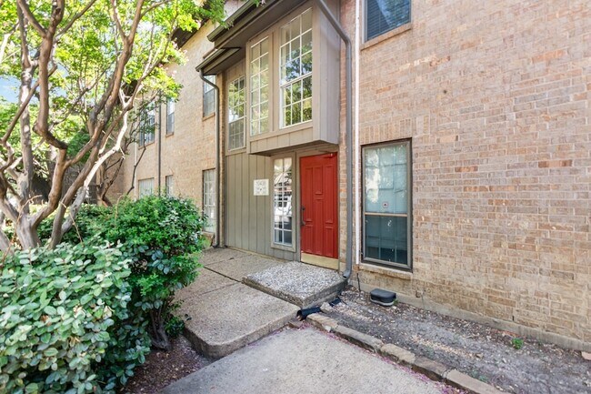 10438 High Hollows Dr, Unit 244L in Dallas, TX - Building Photo - Building Photo