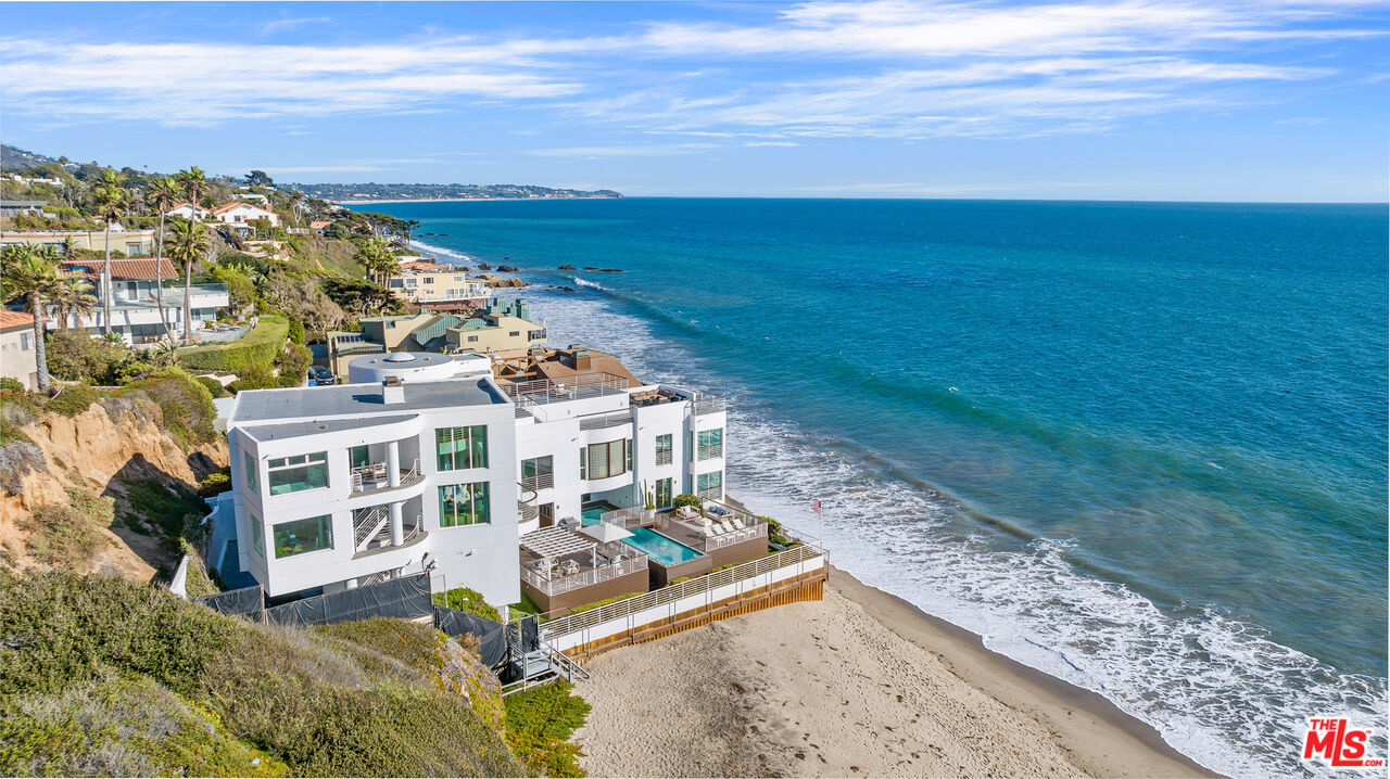 32062 Pacific Coast Hwy in Malibu, CA - Building Photo