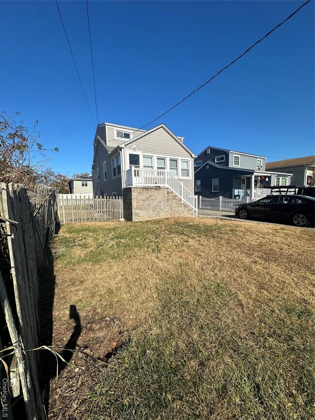32 Mc Kinley Ave in Lindenhurst, NY - Building Photo - Building Photo