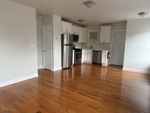 25 Pine St in Verona, NJ - Building Photo - Building Photo