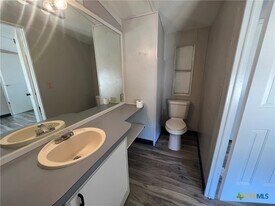 148 Arthur Ln in McQueeney, TX - Building Photo