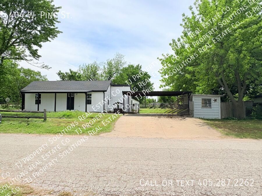 404 W Pine St in Tuttle, OK - Building Photo