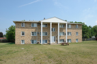 5920 W Broadway Ave in Minneapolis, MN - Foto de edificio - Building Photo