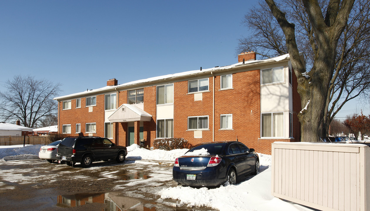 Royal Park Apartments in Taylor, MI - Building Photo