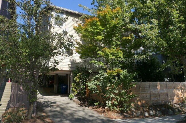 2614 E Madison St in Seattle, WA - Building Photo - Building Photo