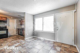 1302 SW Peggy Cir in Lee's Summit, MO - Foto de edificio - Building Photo