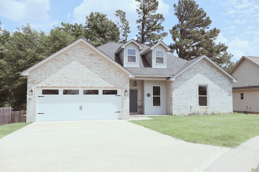 205 Windcrest Cir in Hot Springs, AR - Building Photo