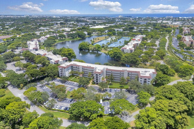 2105 Lavers Cir in Delray Beach, FL - Building Photo - Building Photo