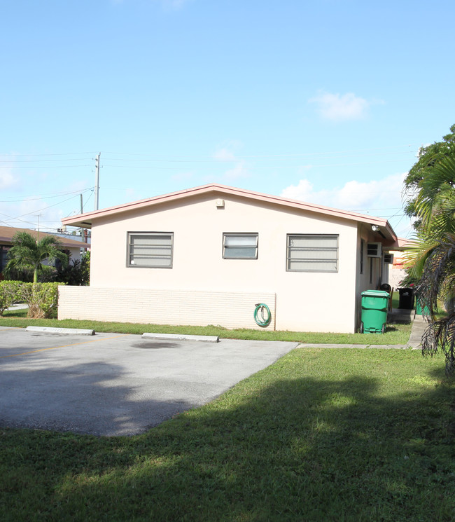 14250-14260 SW 88th Ave in Miami, FL - Foto de edificio - Building Photo