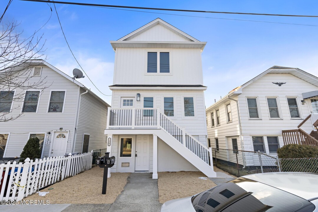 233 Dupont Ave in Seaside Heights, NJ - Building Photo