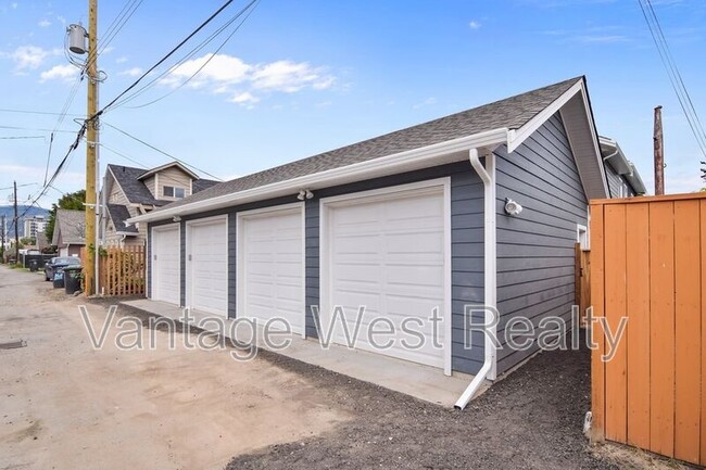 793 Wilson Ave in Kelowna, BC - Building Photo - Building Photo