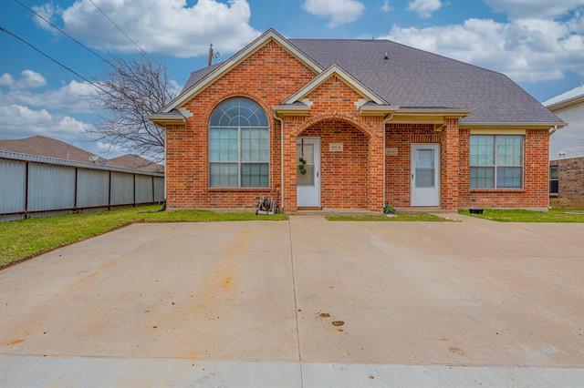 103 Janis St in Alvarado, TX - Building Photo