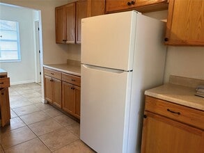 1240 Highland St in Sarasota, FL - Foto de edificio - Building Photo