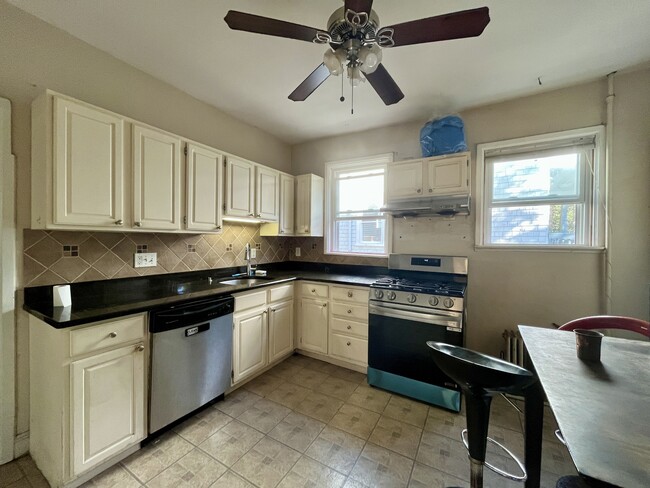 49 Beech Glen St, Unit 2 in Boston, MA - Building Photo - Building Photo