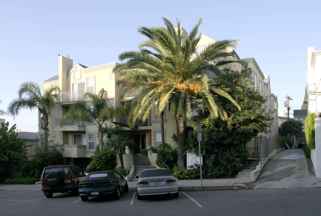 Larrabe Plaza in West Hollywood, CA - Foto de edificio