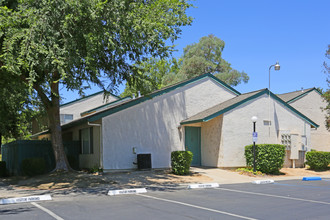 Merced Commons in Merced, CA - Foto de edificio - Building Photo