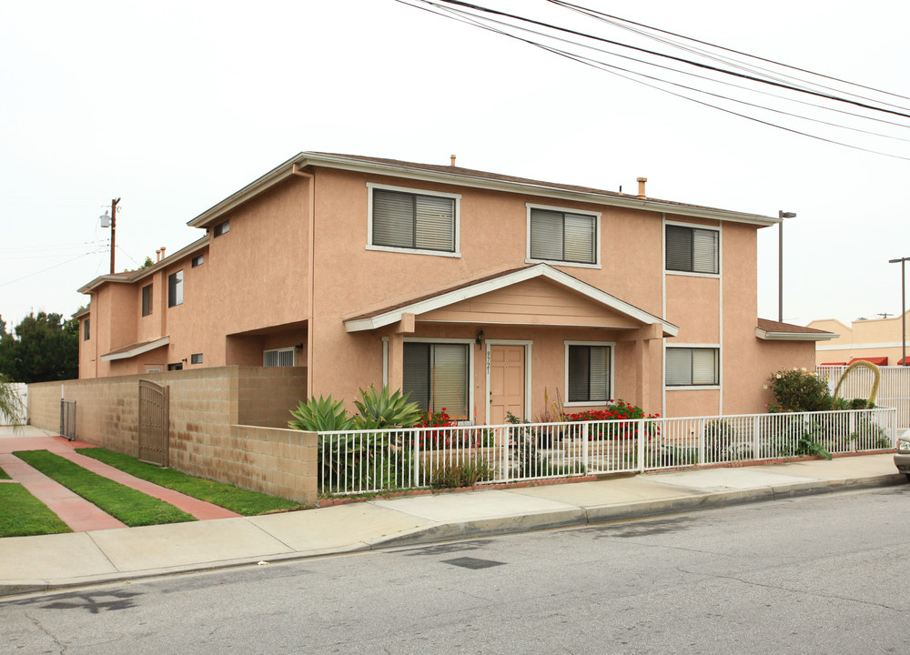 9721-9729 Mayne St in Bellflower, CA - Building Photo