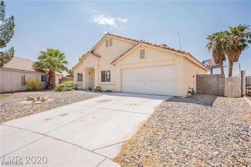 745 Gullwing Ln in North Las Vegas, NV - Foto de edificio