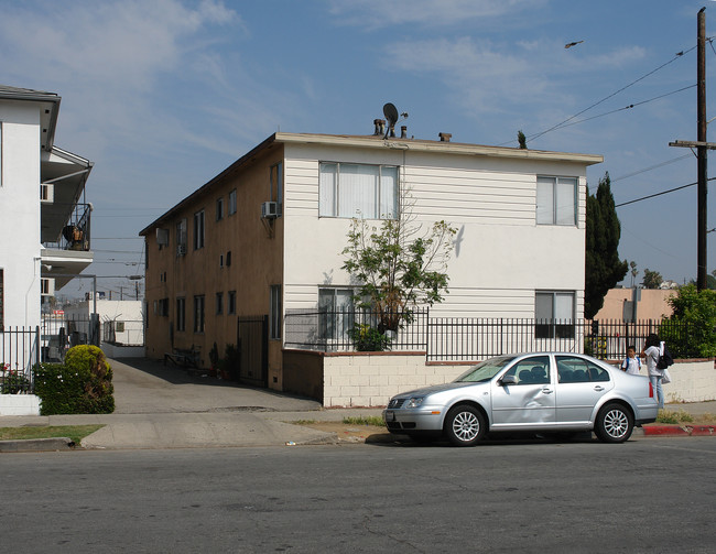 4765 Melrose Ave in Los Angeles, CA - Foto de edificio - Building Photo