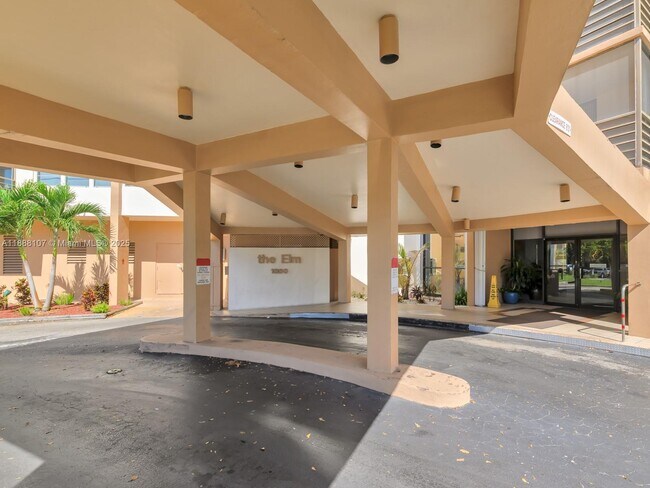 1000 St Charles Pl in Pembroke Pines, FL - Building Photo - Building Photo