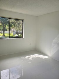 3256 Coral Lake Ln in Coral Springs, FL - Building Photo - Building Photo