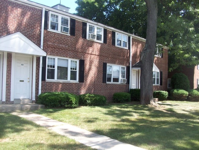 Evergreen Town House Apartments in New Britain, CT - Foto de edificio - Building Photo