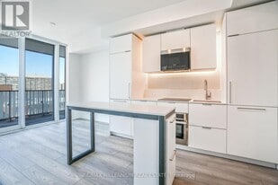 1 Fairview Rd E in Mississauga, ON - Building Photo