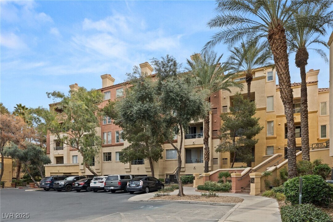 220 E Flamingo Rd in Las Vegas, NV - Building Photo