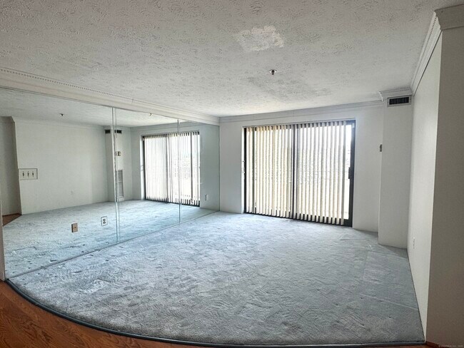 111 deKoven Drive in Middletown, CT - Building Photo - Building Photo