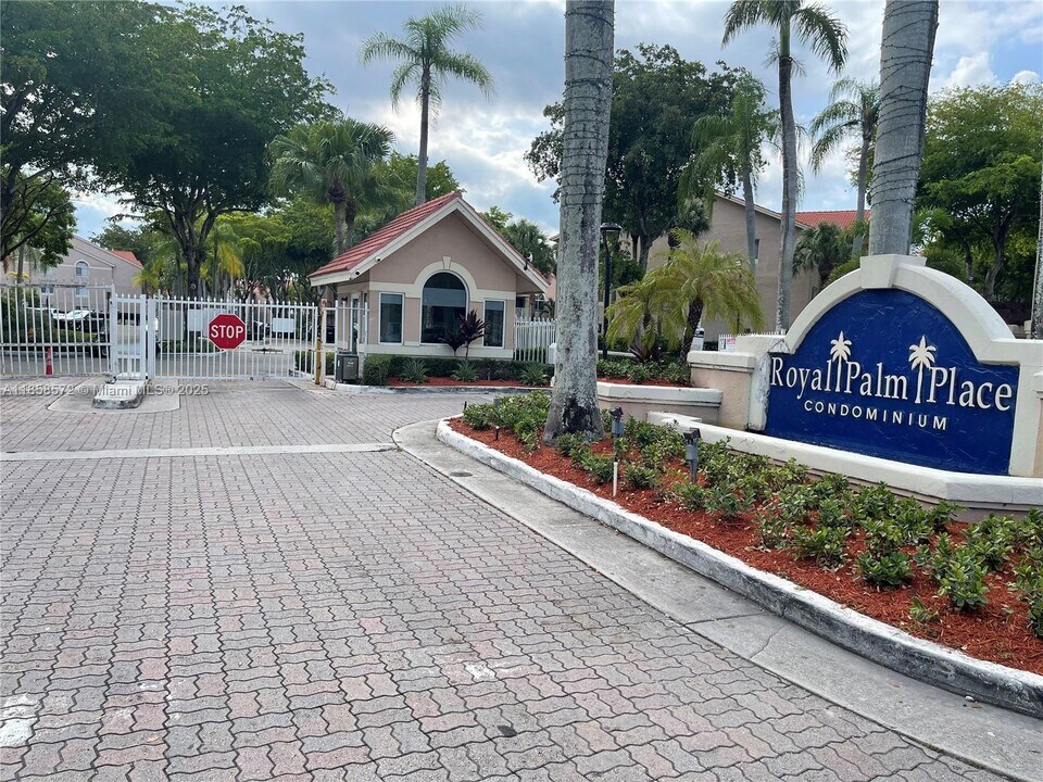 10650 SW 157th Ct in Miami, FL - Foto de edificio